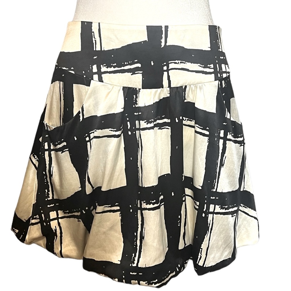 The Limited Black & white graphic Print Skirt. Size 0. silk & cotton. Excel Cond